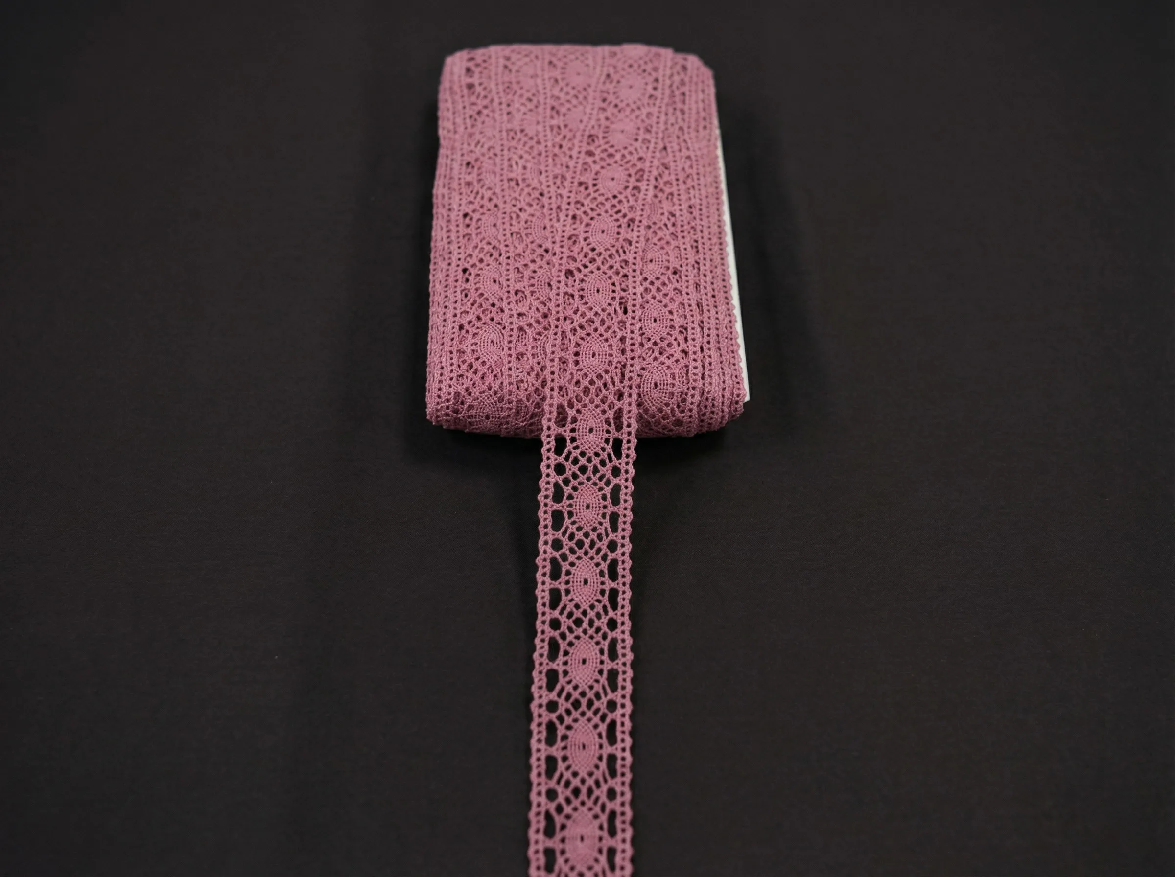 Rožinė ažūrinė nėrinių juostelė 4 cm pločio iš medvilnės