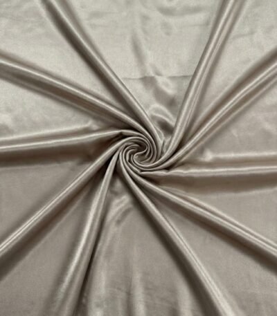 Šampano spalvos atlasinis audinys su švelniu blizgesiu