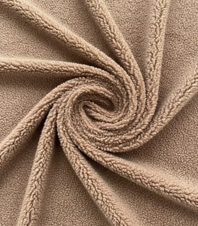 Smėlio spalvos teddy audinys su garbanota tekstūra