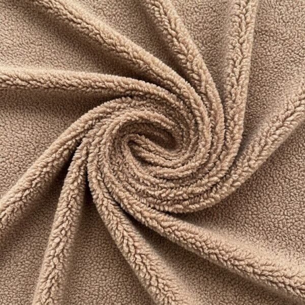 Smėlio spalvos teddy audinys su garbanota tekstūra