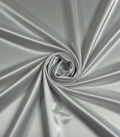 Storas atlasas pieno baltumo spalvos su subtiliu blizgesiu