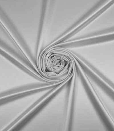 Storas atlasas šviesiai pilkos spalvos su subtiliu blizgesiu