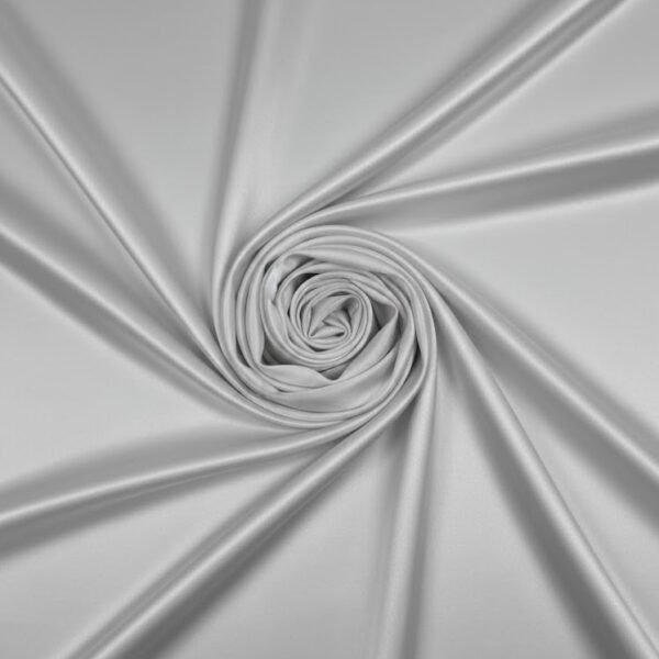 Storas atlasas šviesiai pilkos spalvos su subtiliu blizgesiu