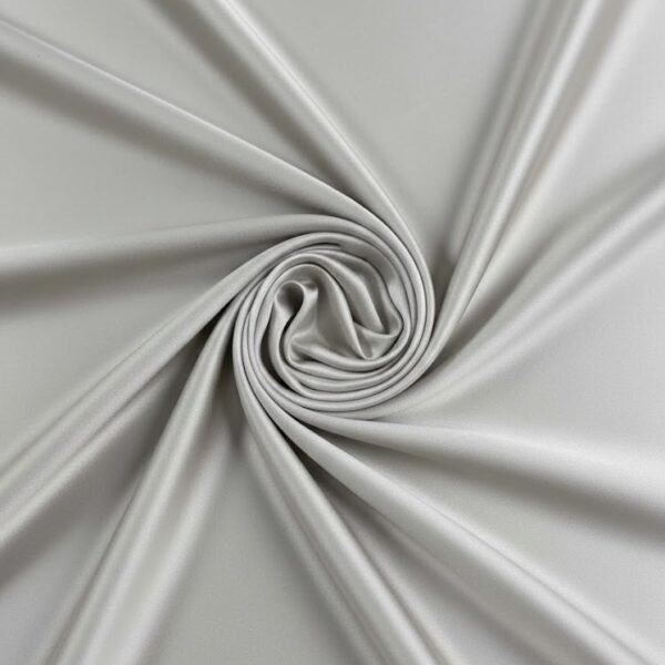 Storas šviesiai pilkas atlasas su švelniu blizgesiu