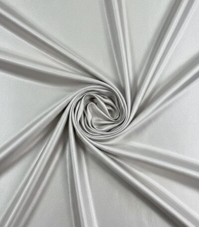 Storas šviesiai sidabrinis atlasas su subtiliu blizgesiu