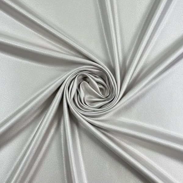 Storas šviesiai sidabrinis atlasas su subtiliu blizgesiu