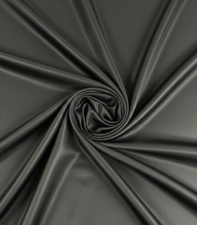 Storesnis juodas atlasas su lengvu blizgesiu