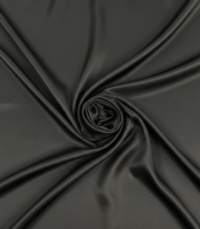 Storesnis juodas atlasas su subtiliu blizgesiu