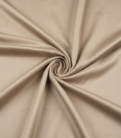 Šviesiai smėlinis atlasinis audinys su švelniu blizgesiu