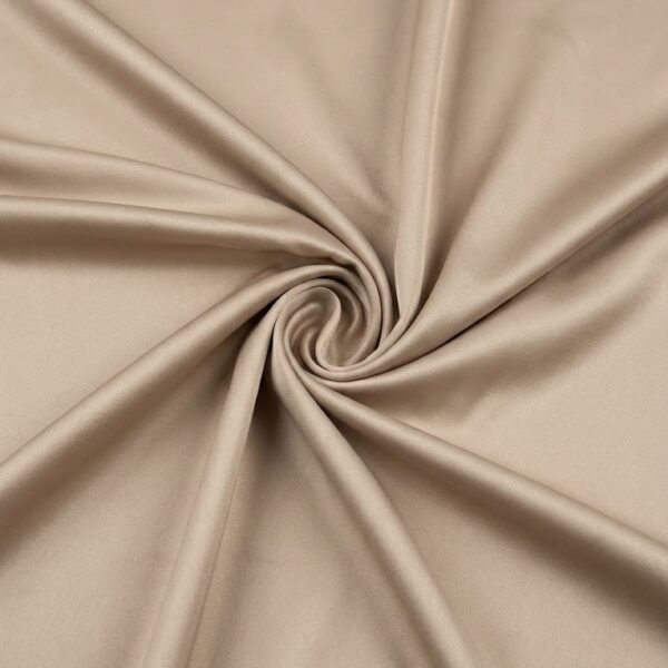 Šviesiai smėlinis atlasinis audinys su švelniu blizgesiu