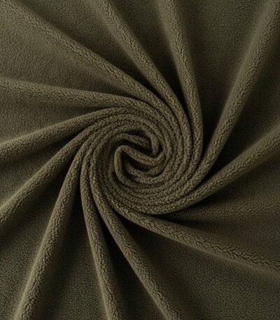 Tamsiai rudas dirbtinis kailis su garbanota tekstūra