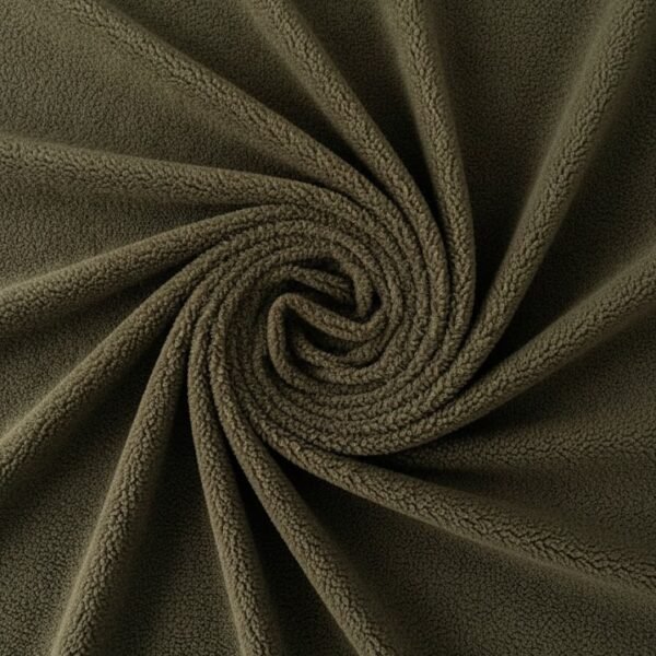 Tamsiai rudas dirbtinis kailis su garbanota tekstūra