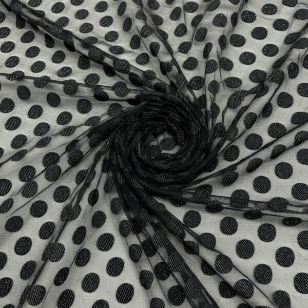 Juodas tiulio audinys su dideliais taškeliais – blizgus efektas