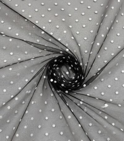 Juodas tiulio audinys su kristalais – permatoma struktūra