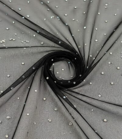 Juodas tiulio audinys su kristalais – permatoma struktūra