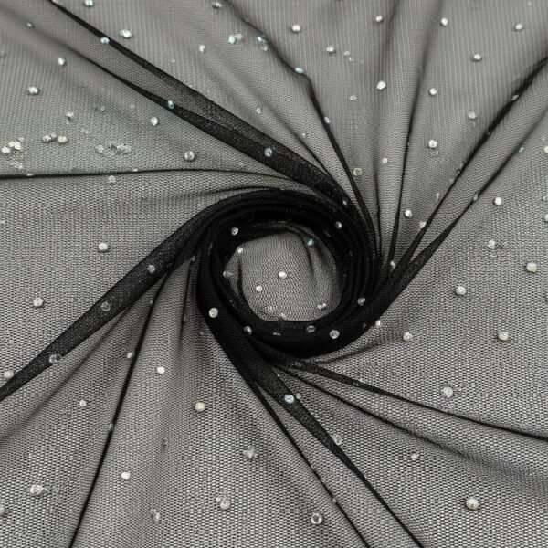 Juodas tiulio audinys su kristalais – permatoma struktūra