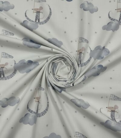 Kartūnas su pelyte ir debesimis šviesiame fone