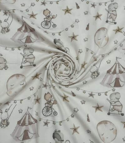 Medvilninis audinys su cirko tematikos raštu šviesiame fone