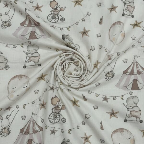 Medvilninis audinys su cirko tematikos raštu šviesiame fone