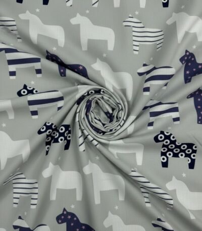 Medvilninis audinys su stilizuotais arkliais pilkame fone