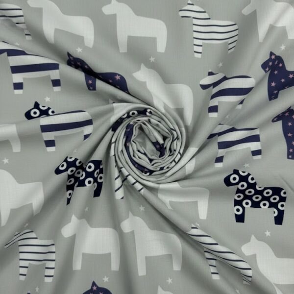 Medvilninis audinys su stilizuotais arkliais pilkame fone