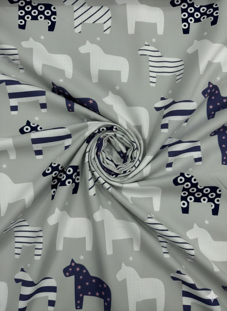 Medvilninis audinys su stilizuotais arkliais pilkame fone Medvilninis audinys su stilizuotais arkliais pilkame fone