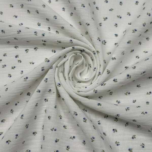 Medvilninis muslinas su smulkiu gėlyčių raštu iš arti