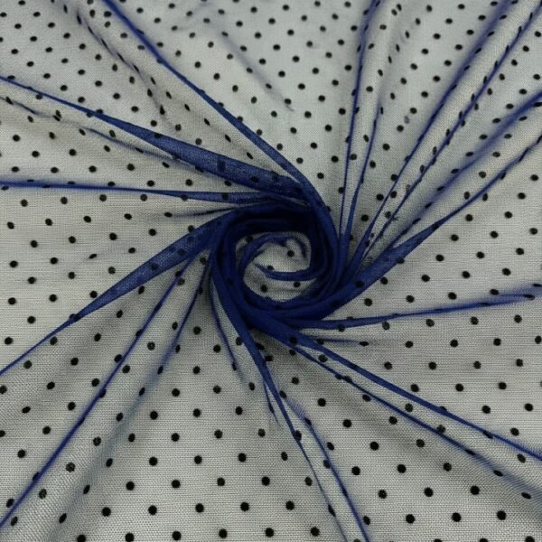 Mėlynas tiulio audinys su taškeliais – lengva permatoma struktūra