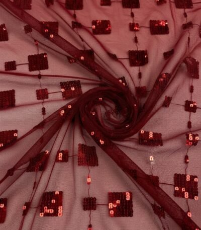 Raudonas tiulio audinys su blizgiais žvyneliais – permatoma struktūra