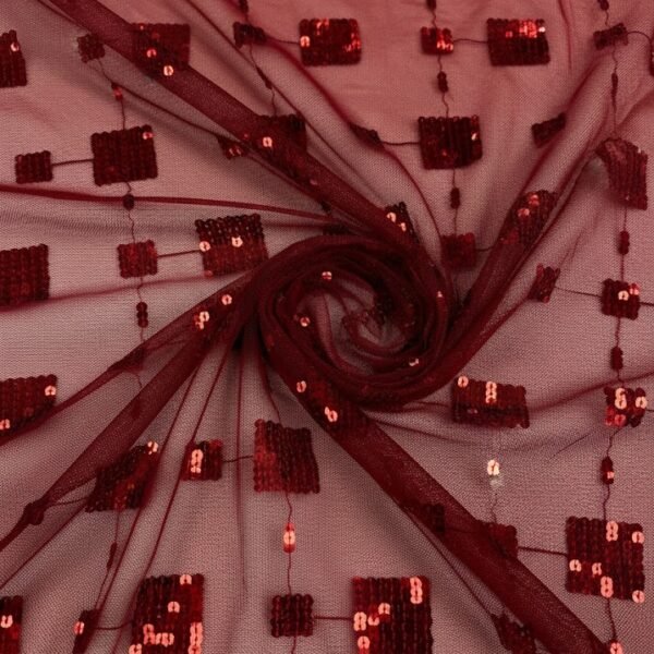 Raudonas tiulio audinys su blizgiais žvyneliais – permatoma struktūra