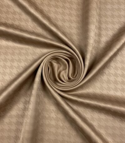 Smėlio spalvos viskozės pamušalas su įaustu geometriniu raštu