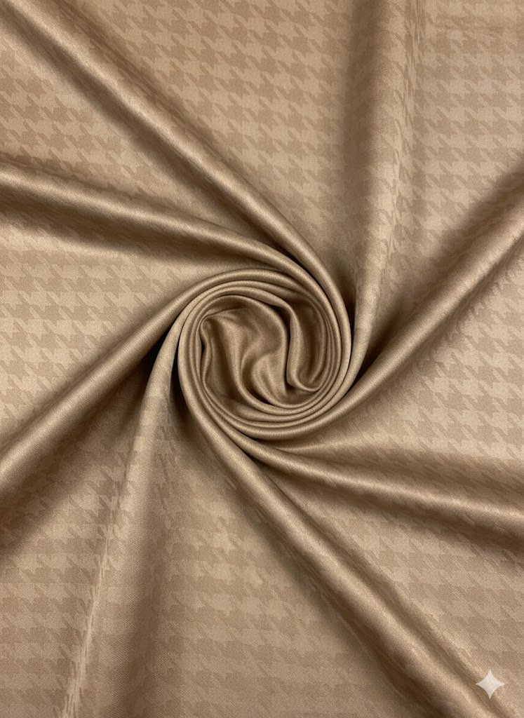 Smėlio spalvos viskozės pamušalas su įaustu geometriniu raštu Smėlio spalvos viskozės pamušalas su įaustu geometriniu raštu