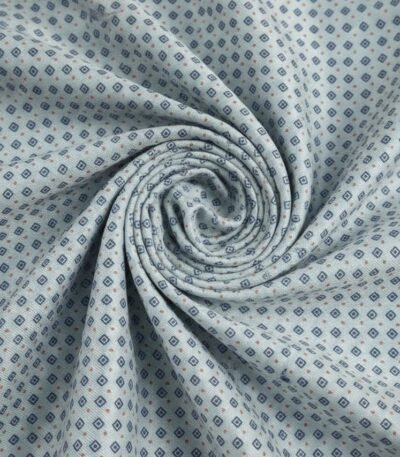 Šviesiai mėlynas viskozės pamušalas su smulkiu geometriniu raštu