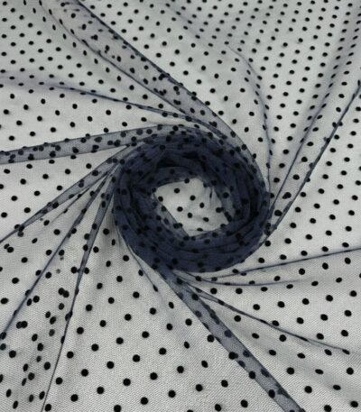 Tamsiai mėlynas tiulio audinys su taškeliais – minkšta struktūra