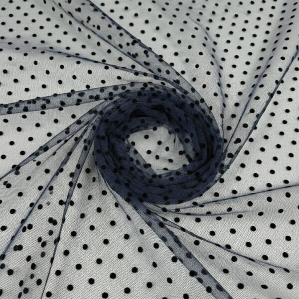 Tamsiai mėlynas tiulio audinys su taškeliais – minkšta struktūra