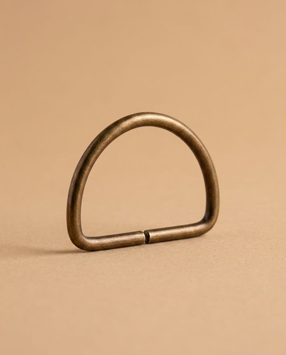 Metalinis D formos pusžiedis diržams 4 cm – sendinto žalvario Metalinis D formos pusžiedis diržams 4 cm – sendinto žalvario