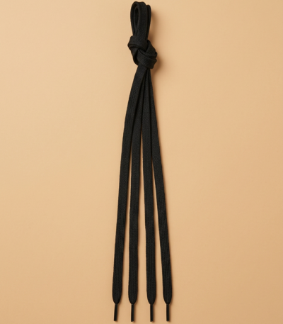 Juodi plokšti batų raišteliai – 133 cm (1 pora)